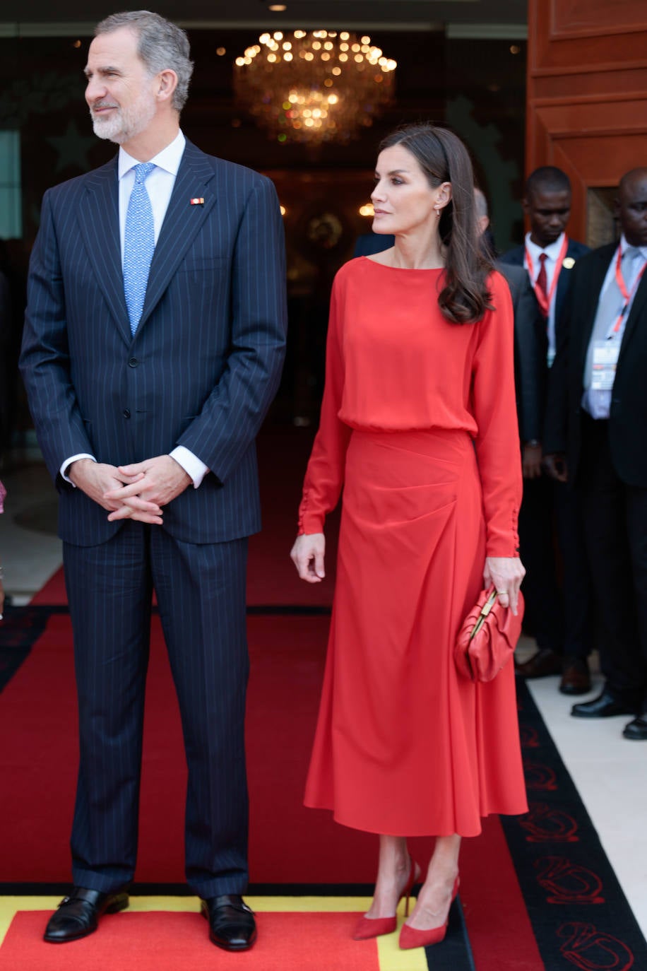 Doña Letizia se ha despedido de Angola con este vestido rojo de Massimo Dutti, de corte midi, manga larga con puño y falda drapeada. Se trata de un diseño que pertenece a la colección Limited Collection de la temporada otoño/invierno 2018-2019 y que en su momento tenía un precio de 199 euros. Lo ha combinado con salones destalonado y bolso también en color rojo, de Carolina Herrera. Como joyas, pendientes de Gold & Roses, en concreto el modelo Needle I Am y el anillo de Coreterno.