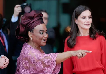 Los looks de la reina Letizia en Angola: desde la tendencia 'barbiecore' a su vestido de lunares