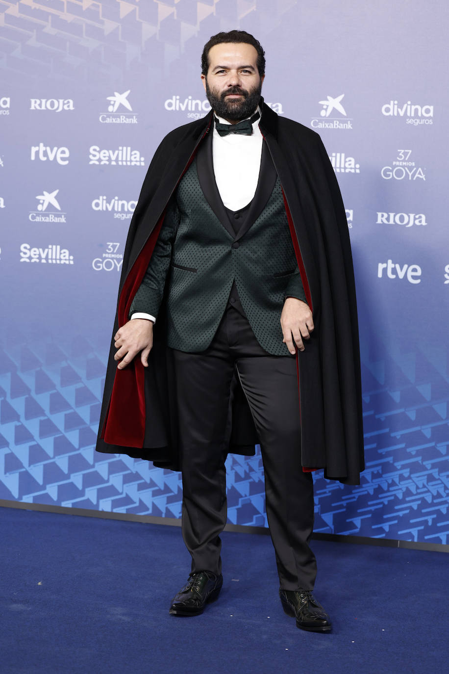 El actor Alfonso Sánchez ha combinado su esmoquin con una capa. 