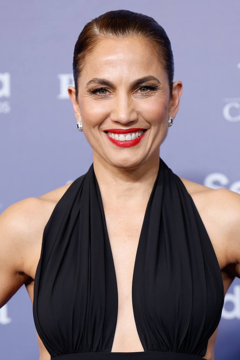 Tony Acosta también se decantó por un 'beauty look' que no falla. Recogido con efecto mojado y maquillaje de Yves Saint Laurent Beauty con labios rojos y pestañas XXL. 