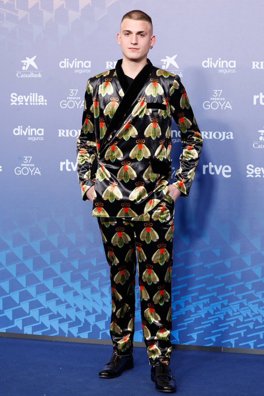 El actor Albert Bosch, nominado por 'Alcarrás', con un peculiar traje de Tamara Press y zapatos de Baerchi.