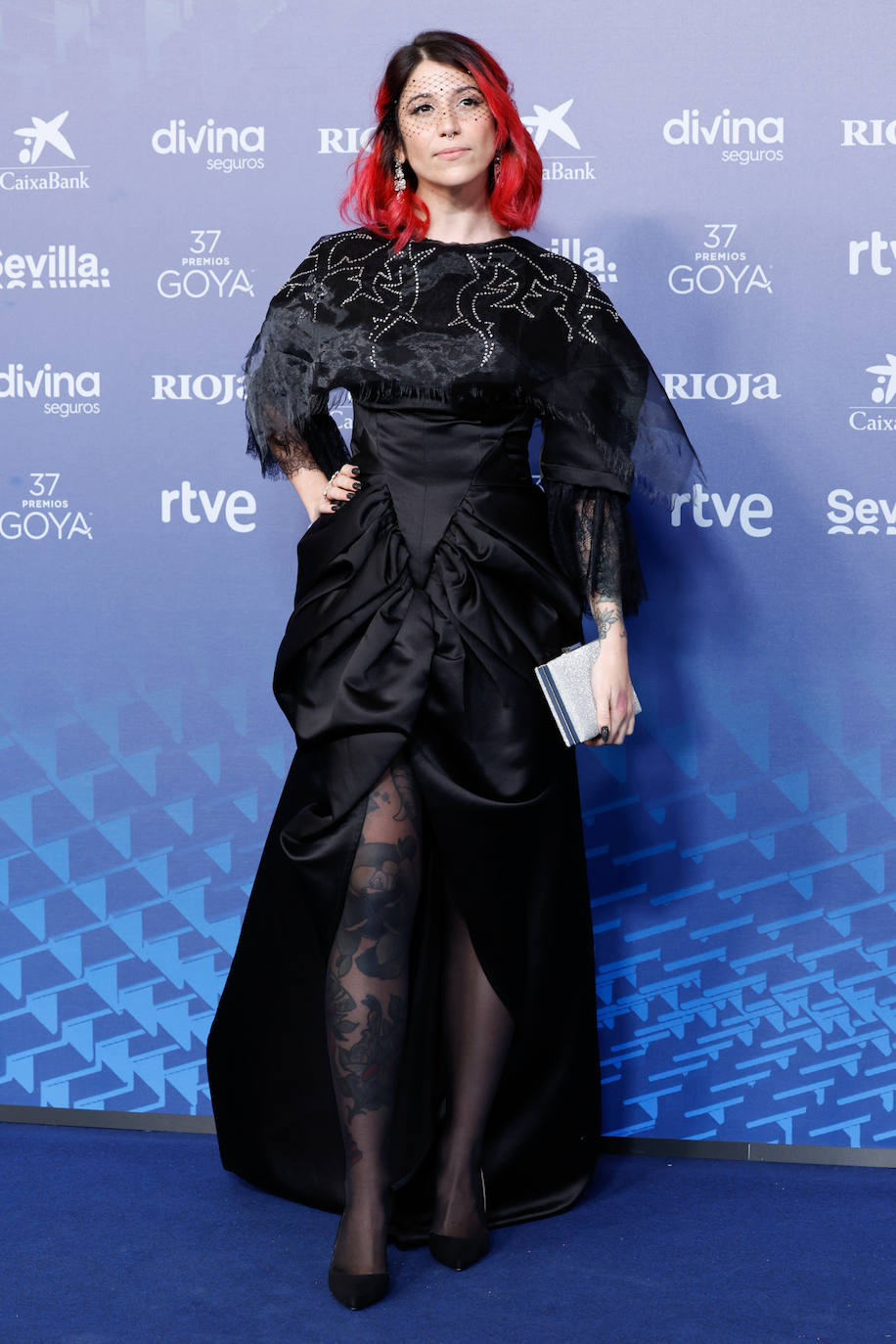 Bely Basarte con vestido de Guillermo Décimo con cristal de Swarovski, y medias negras, un complemento que no es muy habitual en la alfombra roja. 