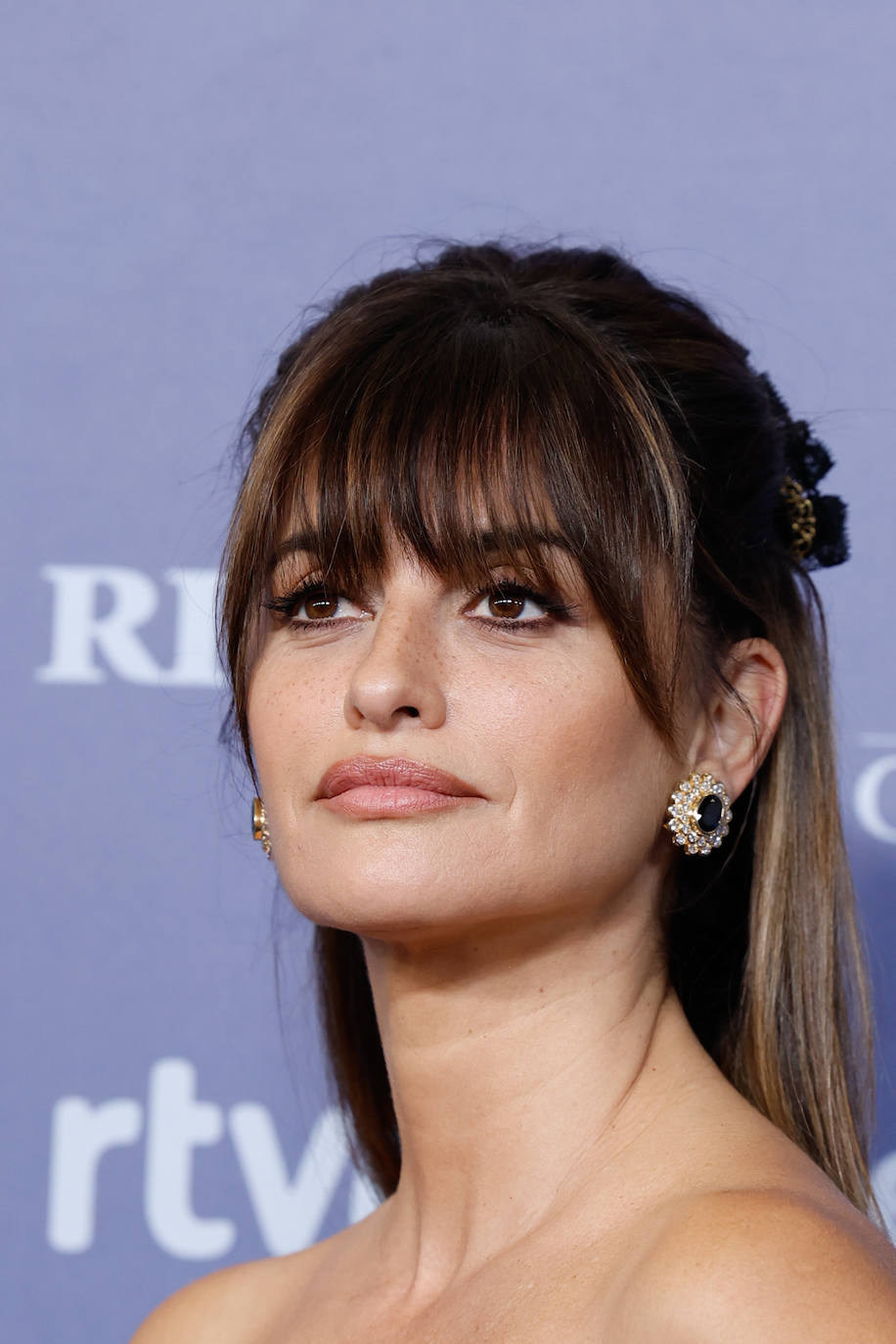 Penélope Cruz ha lucido un semirrecogido con flequillo postizo, y un maquillaje natural realizado por Pablo Iglesias. 