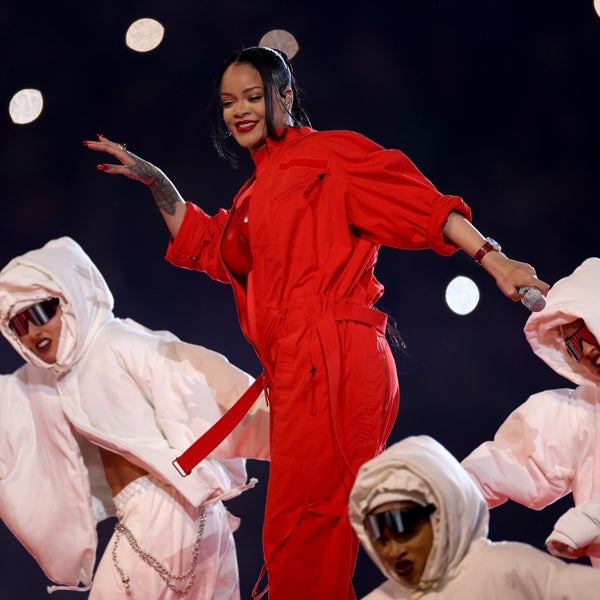 El look de Rihanna en la Super Bowl: un mono y una capa roja