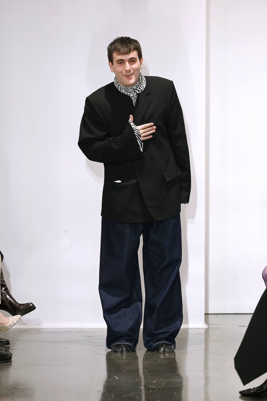 El diseñador Palomo Spain sale a saludar tras la presentación de su nueva colección AW 23 en Nueva York. 