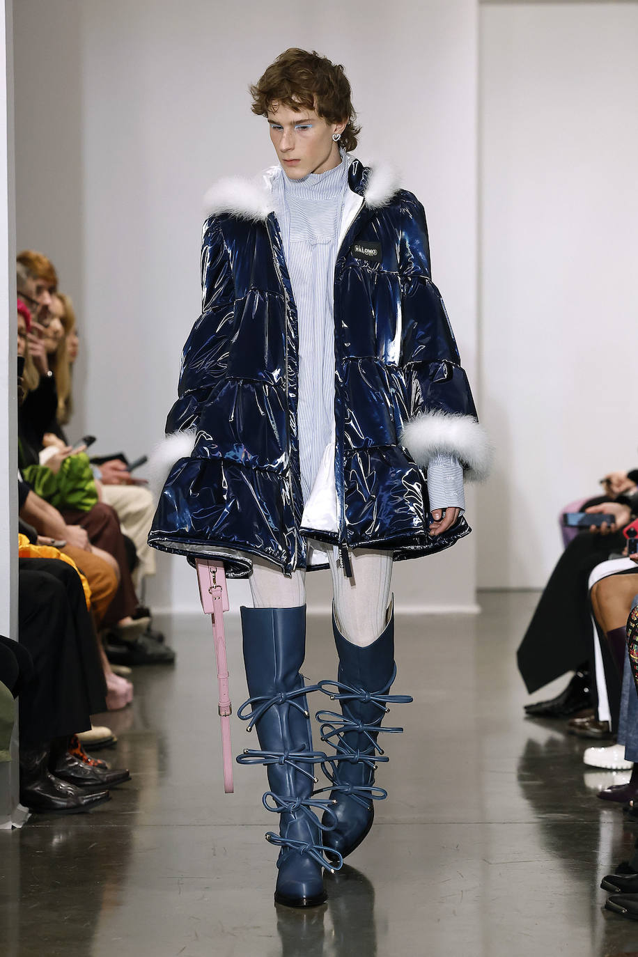 Las botas altas con lazos es uno de los calzados  que presenta Palomo Spain en su nueva colección. 