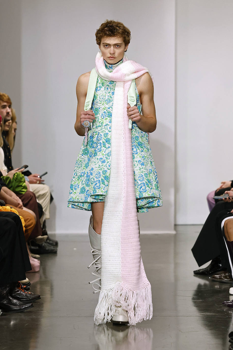 Las maxi bufandas tricotadas, otro accesorio clave en The Closet, la nueva colección de Palomo Spain. 