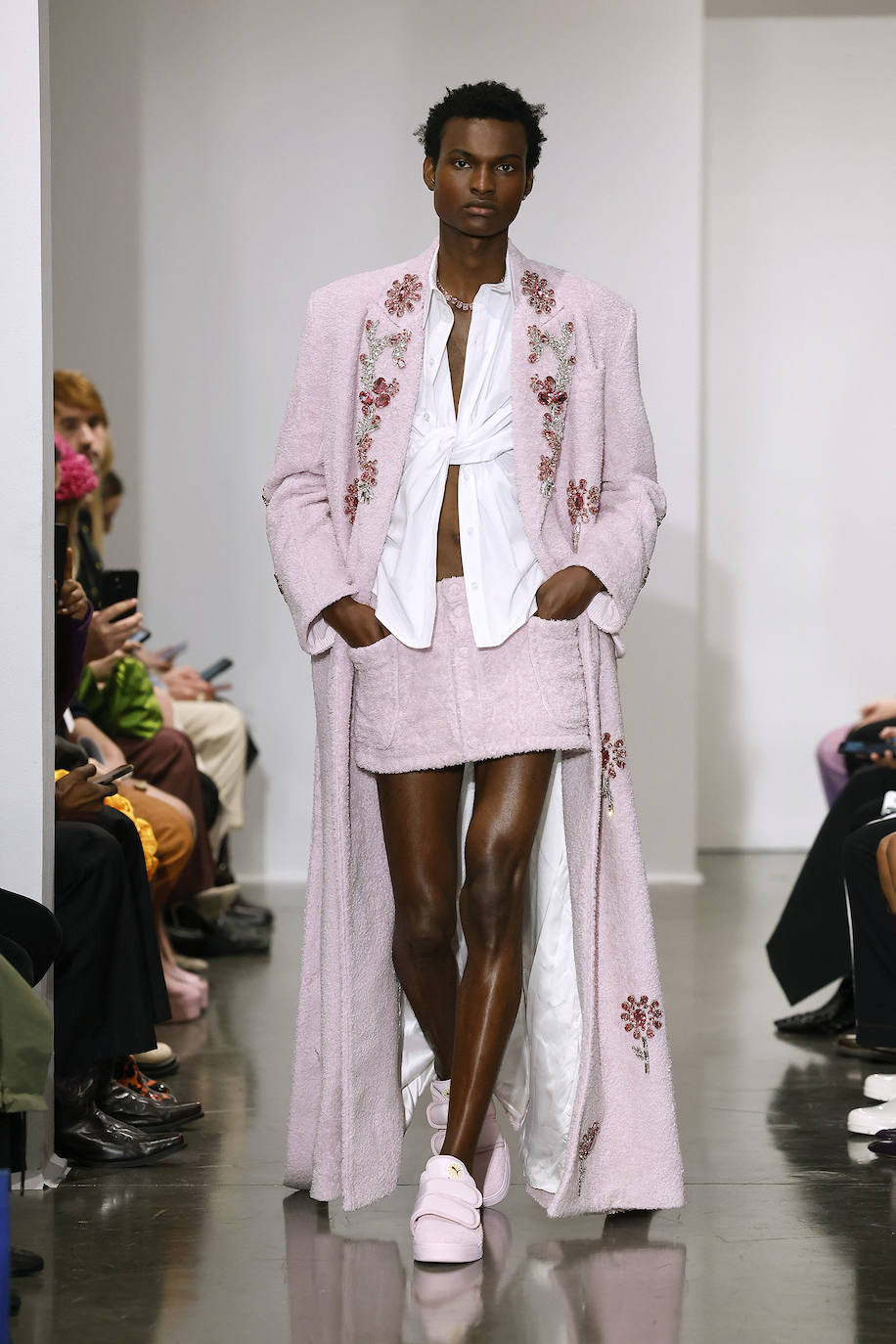 Minifaldas y maxi abrigos se combinan con blusas. 