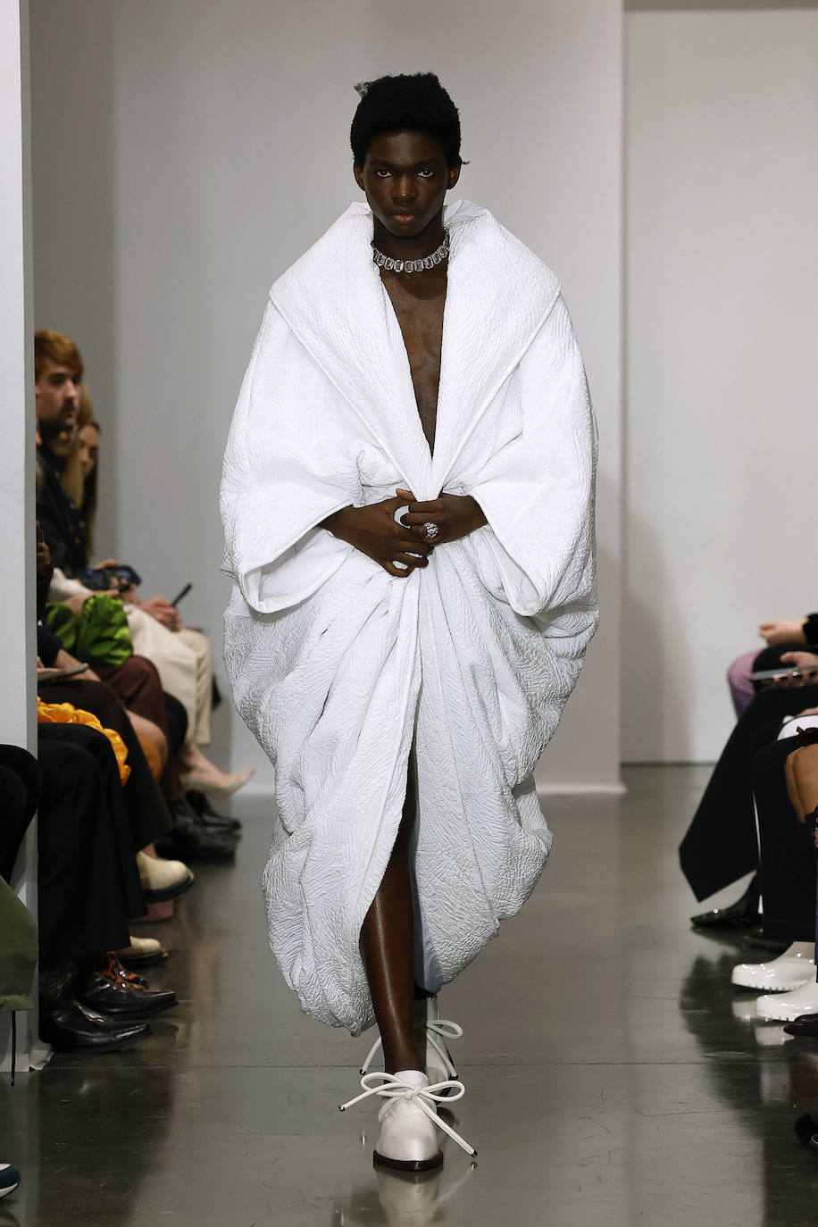 Toallas, pañuelos, mantas y edredones inspiran la nueva colección de Palomo Spain recién presentada en Nueva York.