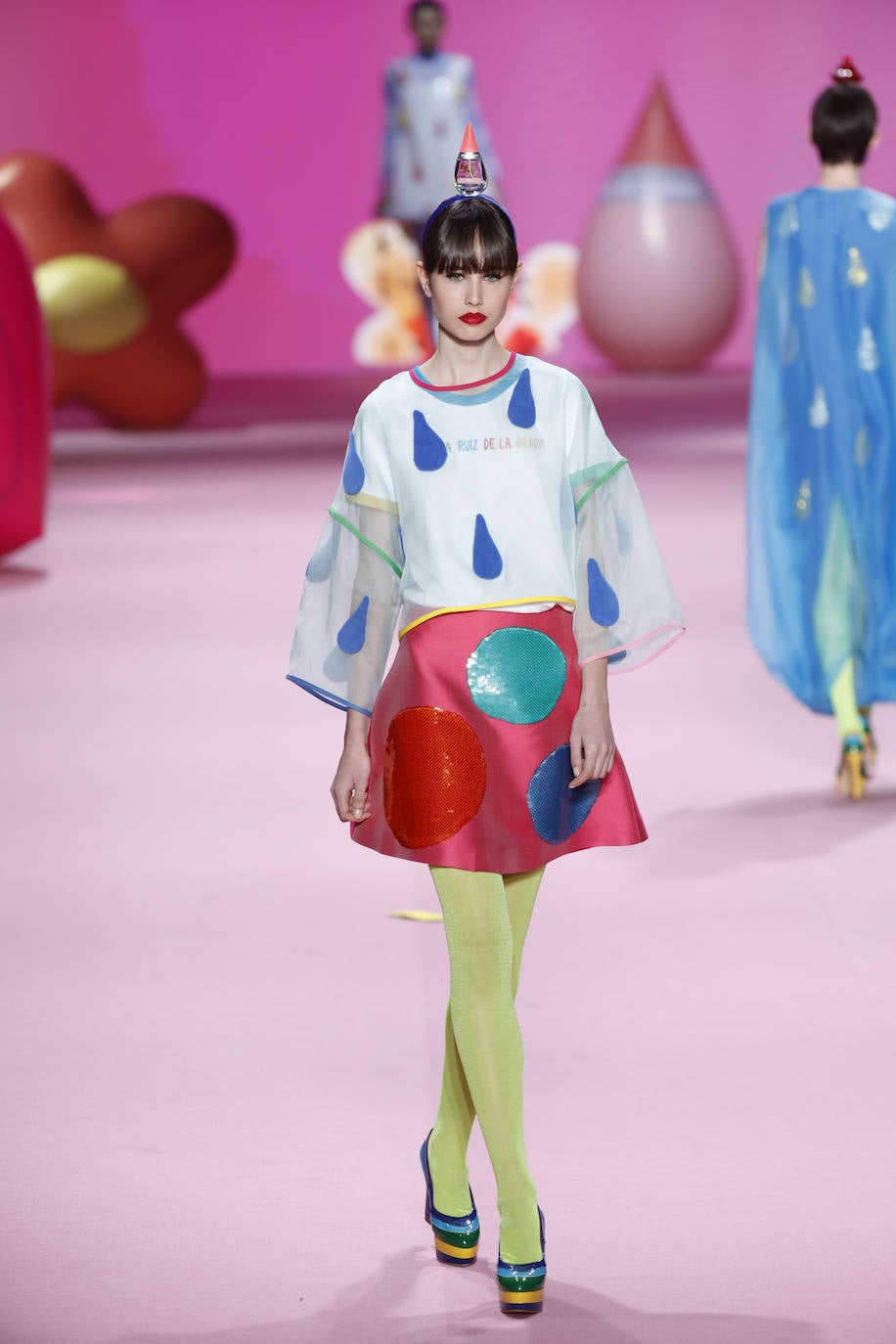 Ágatha Ruiz de la Prada Otoño/Invierno 2023/24. La colección cuenta con prendas con estampados geométricos y gotas de agua. 