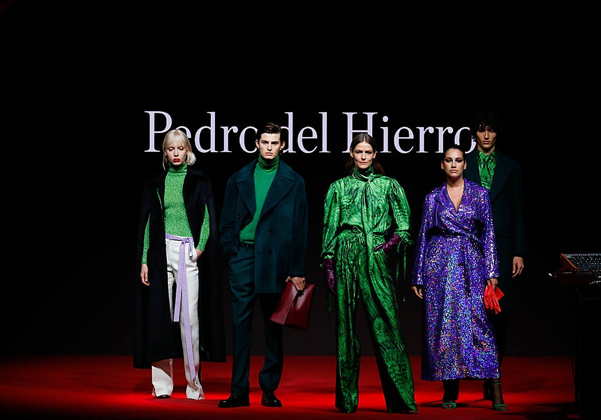 Desfile de Pedro del Hierro, con una moda colorida y muy atractiva para el gran público, aunque Tamara acaparó más flashes durante el desfile