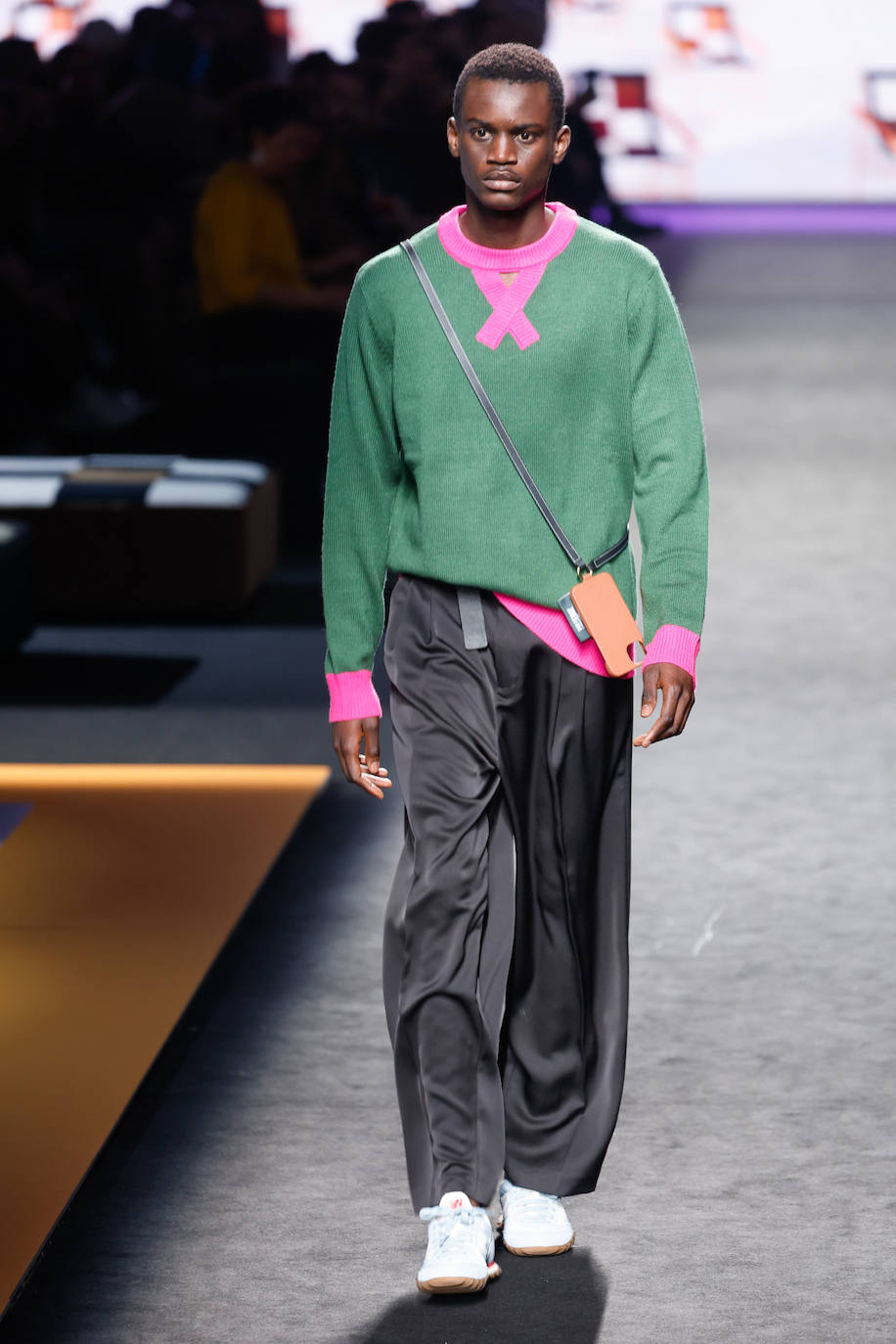 Pablo Erroz Otoño/Invierno 2023/24. Juego de contrastes con mezcla de tejidos. 