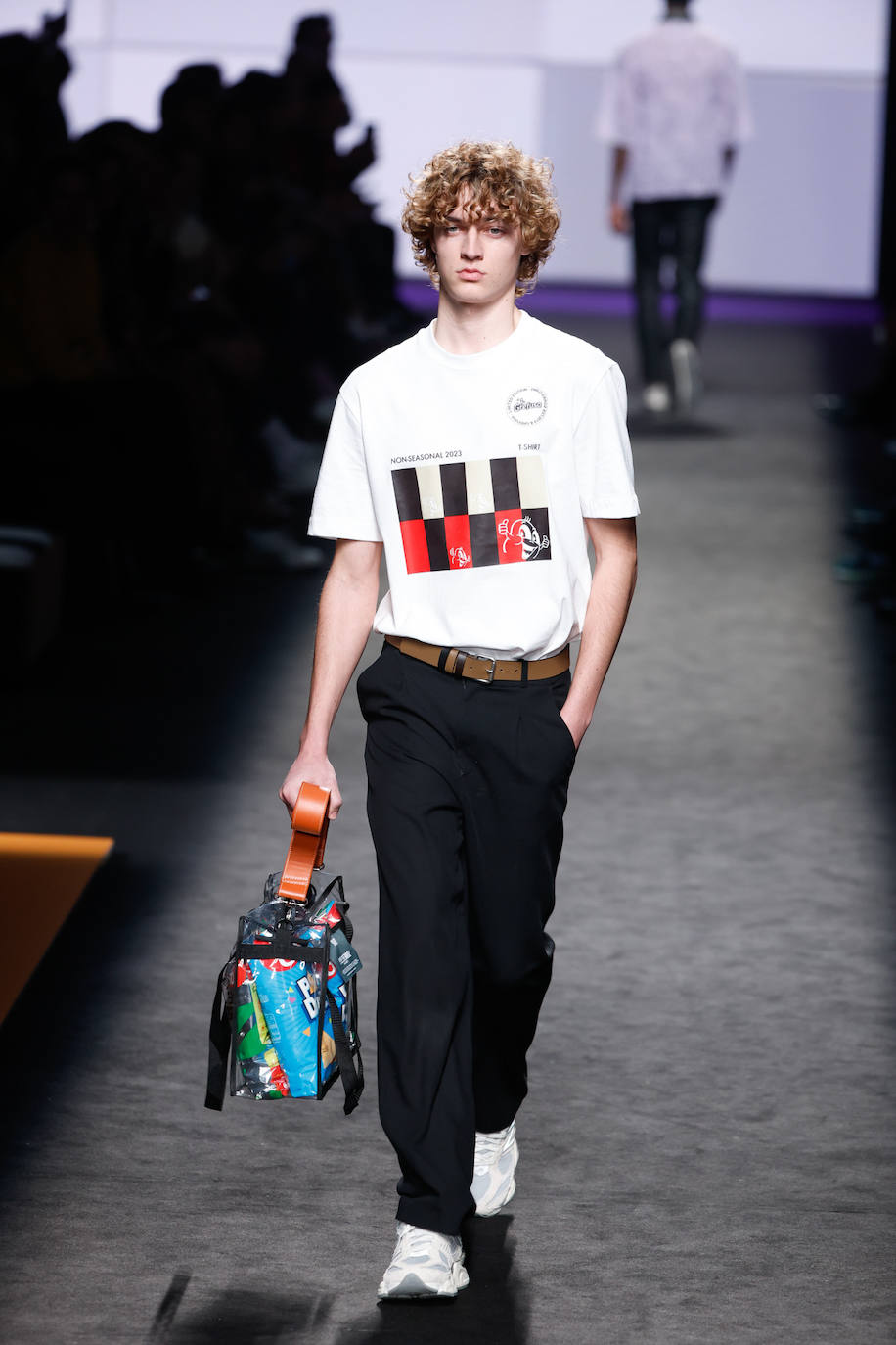 Pablo Erroz Otoño/Invierno 2023/24. Las camisetas de algodón y las zapatillas deportivas han tenido un gran protagonismo en esta colección. 