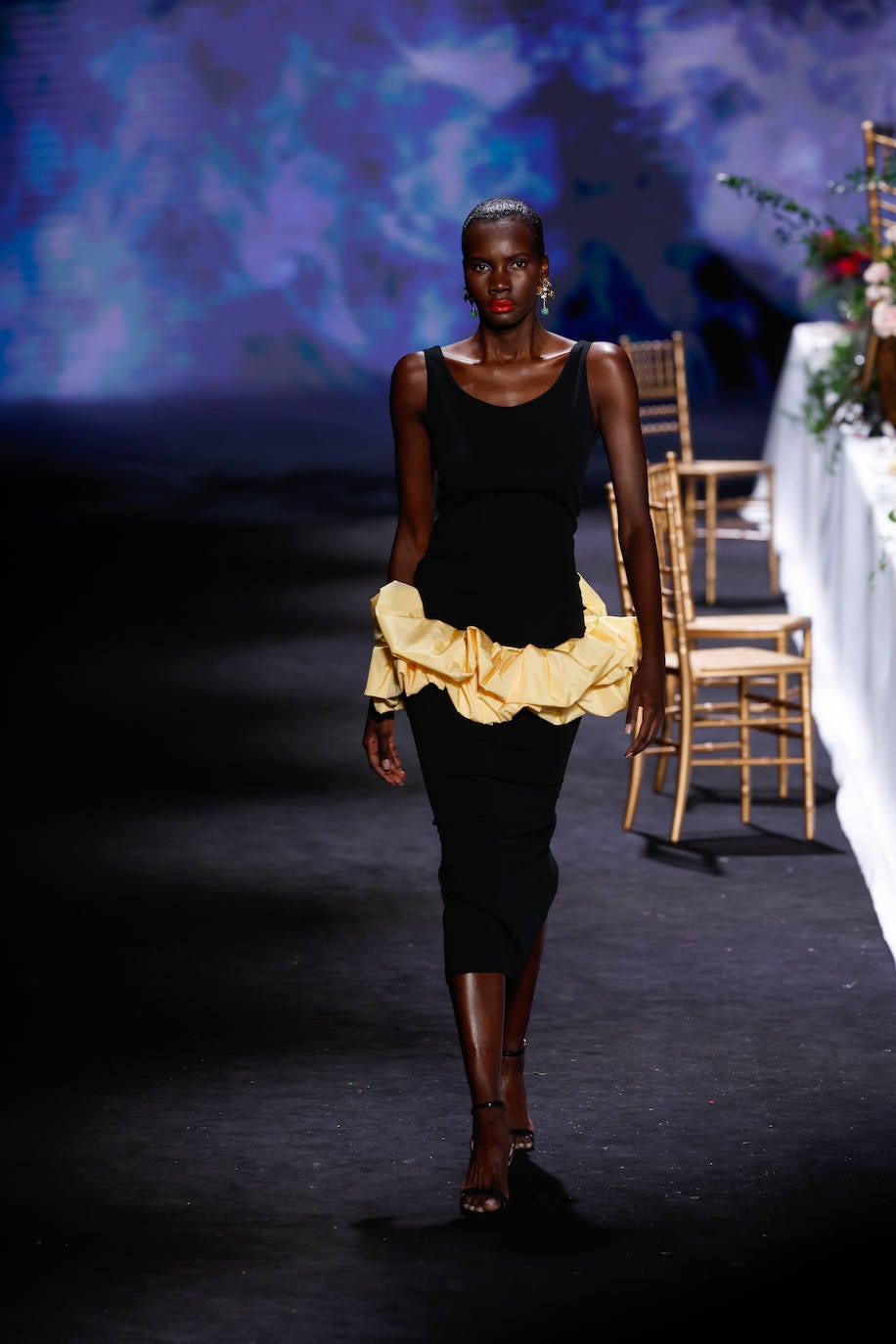 Encinar Otoño/Invierno 2023/24. Vestido negro con volante amarillo. 