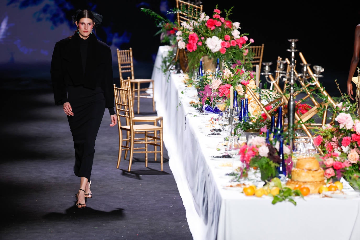 Encinar Otoño/Invierno 2023/24. La puesta en escena de la marca ha incluido una gran mesa de banquete. 