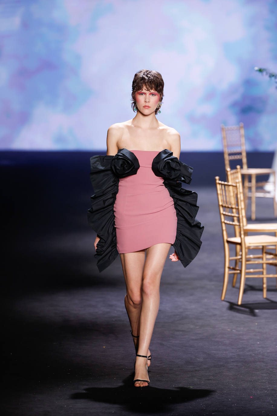 Encinar Otoño/Invierno 2023/24. La firma ha debutado en la pasarela madrileña con una colección de fiesta con tintes ochenteros. 