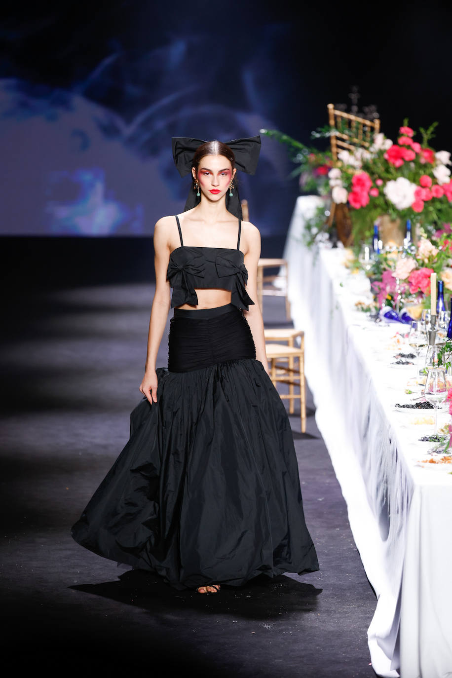 Encinar Otoño/Invierno 2023/24. Vestido de dos piezas en color negro con falda con mucho volumen. 