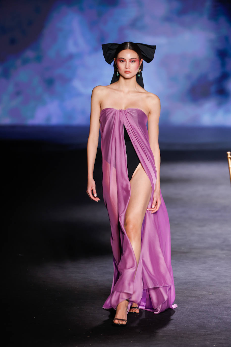 Encinar Otoño/Invierno 2023/24. Todas las modelos llevaban grandes lazos en el pelo y un maquillaje muy ochentero con sombras potentes. 