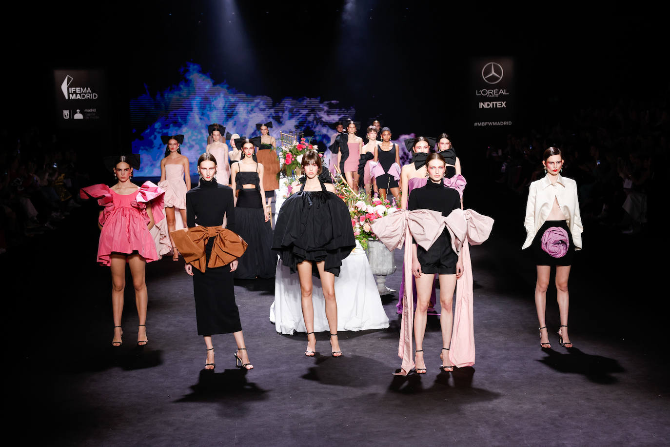 Encinar Otoño/Invierno 2023/24. Cierre del desfile con todas las modelos. 