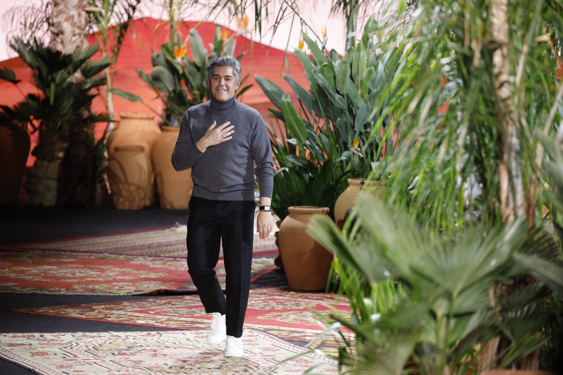 Jorge Vázquez Otoño/Invierno 2023/24. Al final del desfile, el diseñador sale a la pasarela.