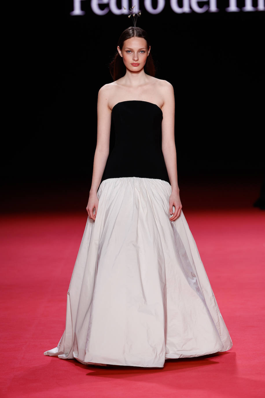 Se presentó una puesta en escena al compás de una obra inédita, dirigida y creada exclusivamente para el desfile por el compositor Lucas Vidal, ganador de un EMMY y dos premios Goya