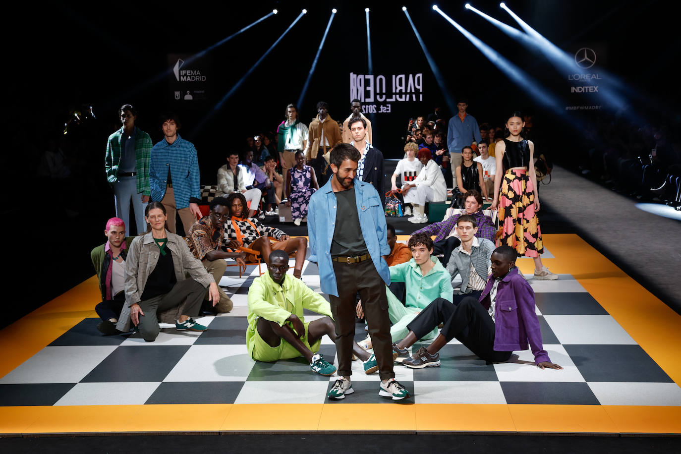 El diseñador mallorquín Pablo Erroz al final de su desfile en la MBFWMadrid donde presentó sus propuestas para el otoño/invierno 2023/24. 