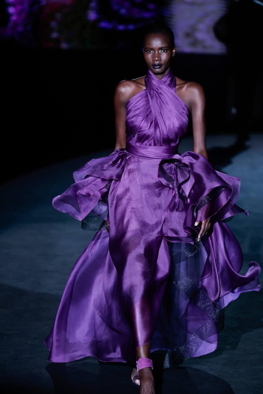 Hannibal Laguna Otoño/Invierno 2023/24. En la paleta de colores, además del negro y el rojo, ha destacado el luminoso púrpura. 