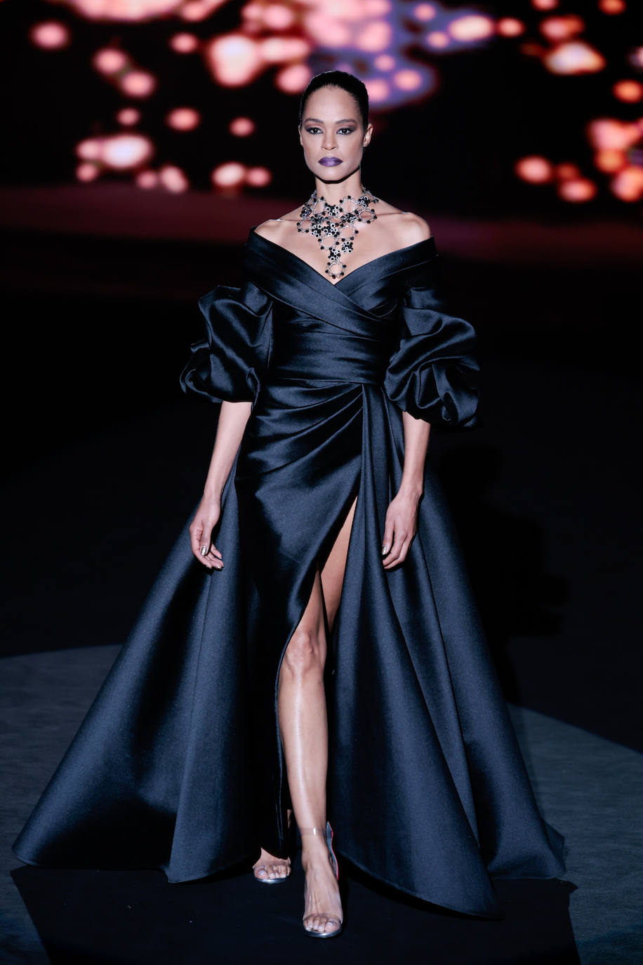 Hannibal Laguna Otoño/Invierno 2023/24. La modelo Godeliv Van Den Brandt ha cerrado el desfile con un espectacular vestido de noche en color negro. 