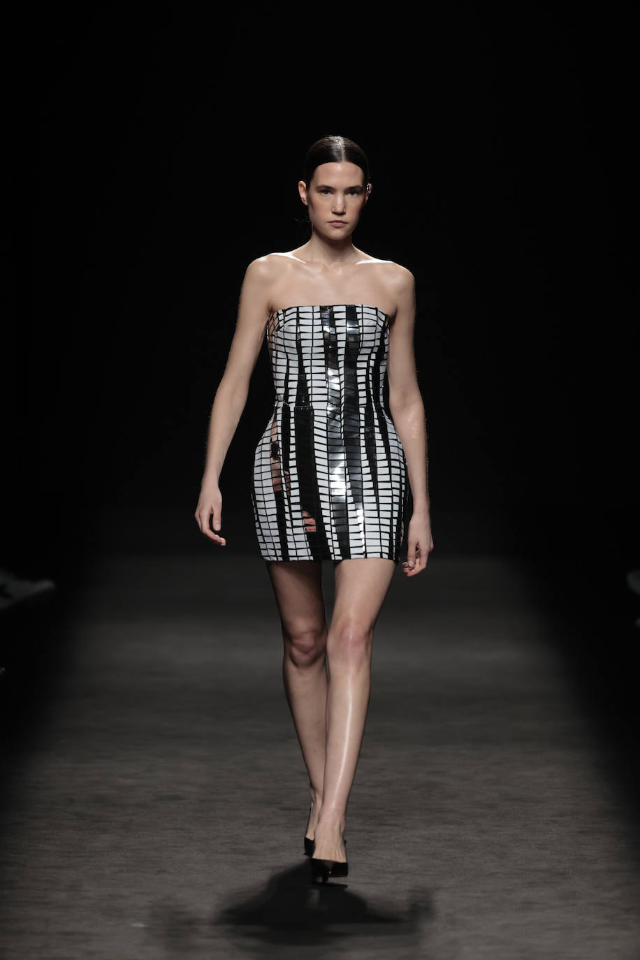 Muchas de las piezas dejan a la vista diferentes partes del cuerpo en chaquetas, faldas y vestidos