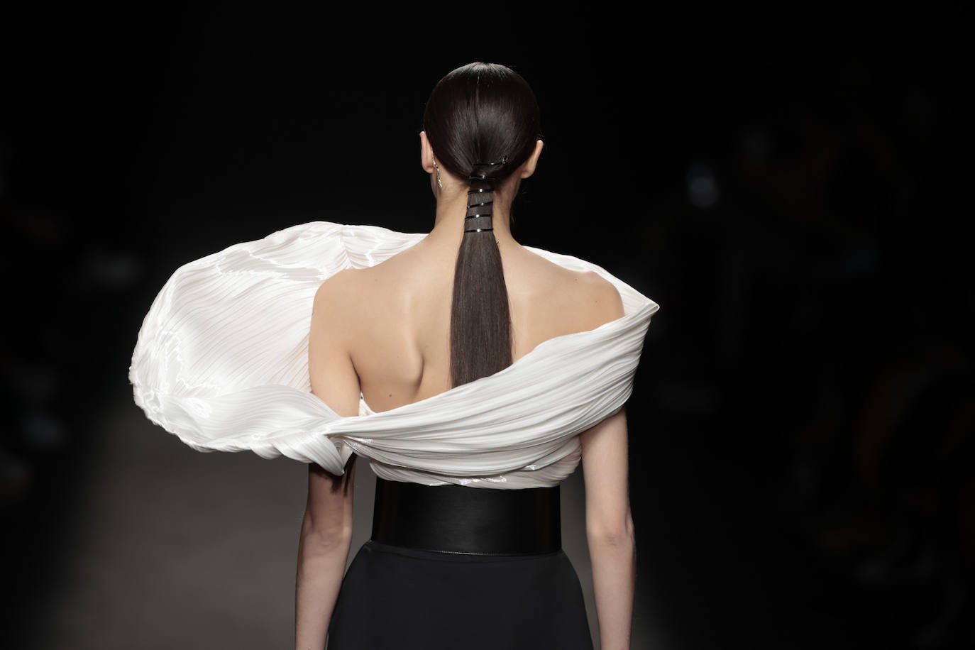 Especial importancia a los tejidos para crear los volúmenes, presentes en muchas de sus creaciones