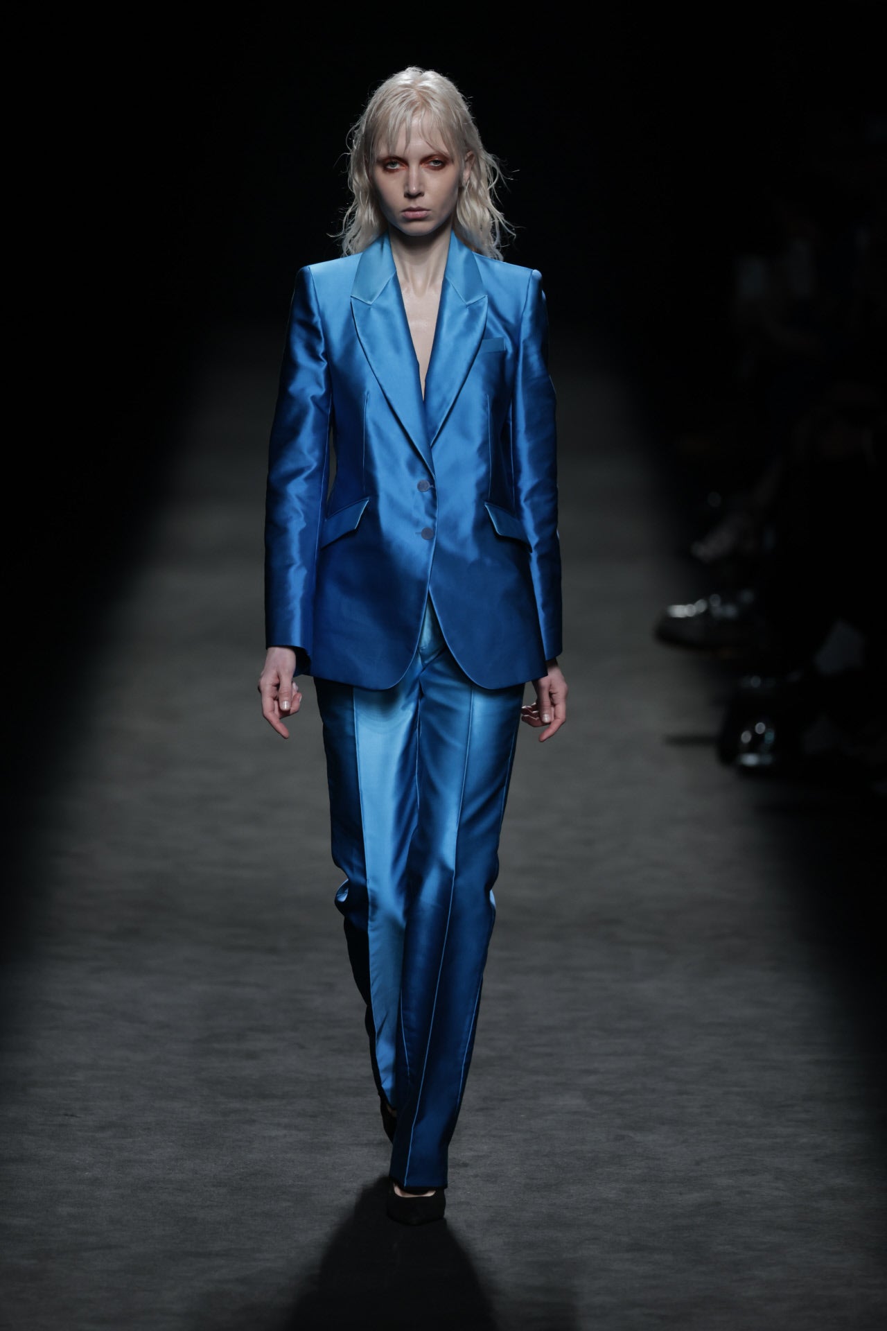 Otrura Otoño/Invierno 2023/24. El blanco, azul, negro y gris son los colores protagonistas.