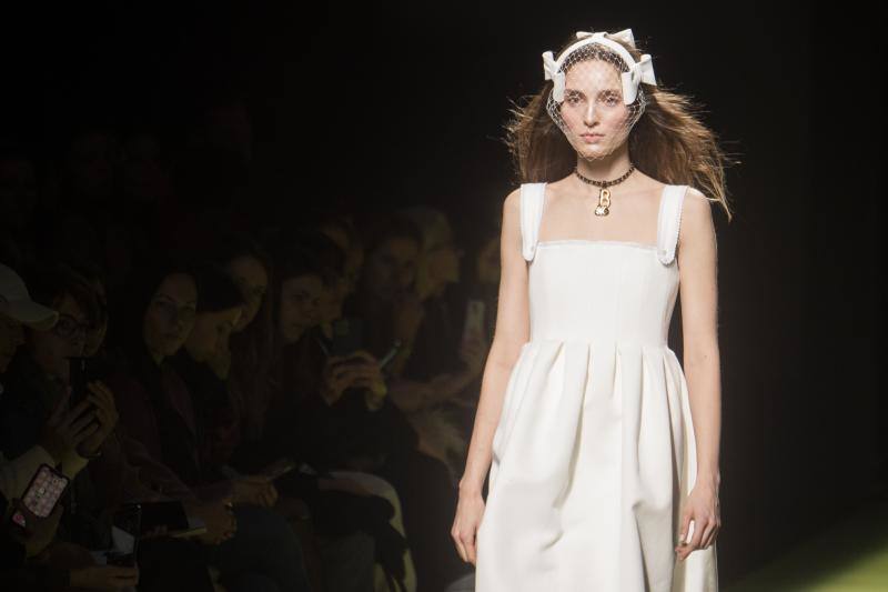 Escotes cuadrados en la colección otoño/invierno 2023/24 que ha presentado Teresa Helbig en su desfile de la Mercedes Benz Fashion Week Madrid, que está inspirada en la histórica figura de Ana Bolena.