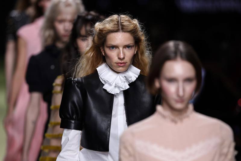 Los tradicionales cuellos de Ana Bolena, combinados con piezas de cuero en la colección otoño/invierno 2023/24 que la diseñadora Teresa Helbig ha presentado en la Mercedes Benz Fashion Week Madrid y que está inspirada en su figura histórica.