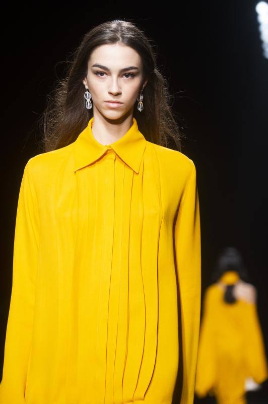 Los tonos neutros, como el amarillo intenso que luce la modelo y las solapas de corte clásico están más que presentes en la colección otoño/invierno 2023 de Roberto Torretta presentada en la MBFWMadrid