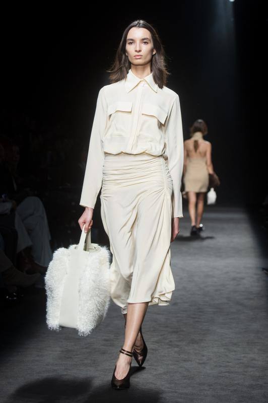 Los tonos neutros, como el beige que luce la modelo, son una constante en la colección otoño/invierno 2023 de Roberto Torretta presentada en la MBFWMadrid