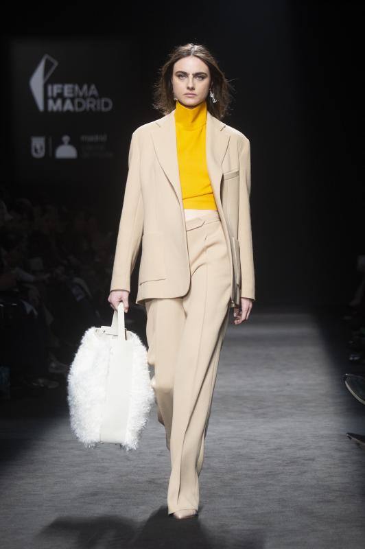 La superposición de tonos neutros, como el beige y el amarillo intenso que luce la modelo, son representativos en la colección otoño/invierno 2023 de Roberto Torretta presentada en la MBFWMadrid