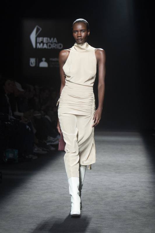 Los tonos neutros, como el beige que luce la modelo, son una constante en la colección otoño/invierno 2023 de Roberto Torretta presentada en la MBFWMadrid