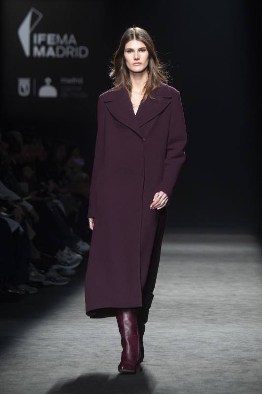 Las solapas clásicas cobran protagonismo en la colección otoño/invierno 2023 de Roberto Torretta presentada en la MBFWMadrid