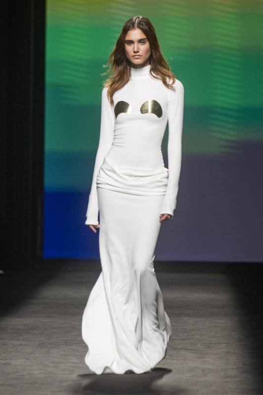 Claro Couture otoño-invierno 2023/24. Siluetas femeninas combinadas con algunas oversize unisex en el universo de esta firma de costura artesanal.