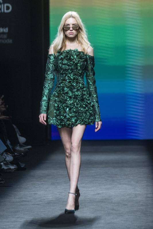 Claro Couture otoño-invierno 2023/24. El azul deja paso al verde esmeralda en la colección 'Dare'.