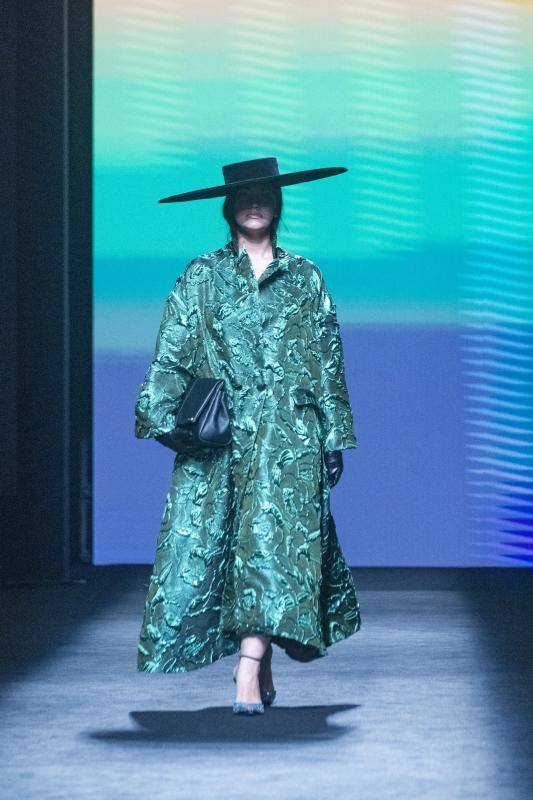 Claro Couture otoño-invierno 2023/24. La firma sacó volúmenes y complementos con carácter, como sus grandes sombreros.