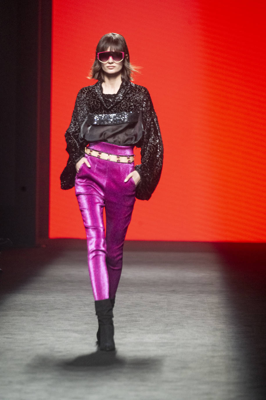 Custo Barcelona otoño/invierno 23/24. Los pantalones en diversos tejidos no faltan tampoco en estas propuestas para la próxima temporada. 