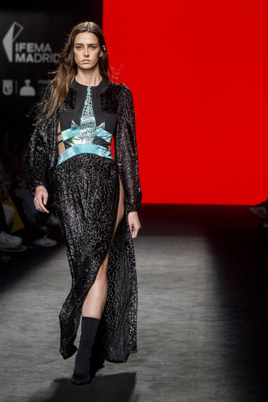 Custo Barcelona otoño/invierno 23/24. Vestidos largos con aberturas y también cortos con combinación de tejidos y colores. 