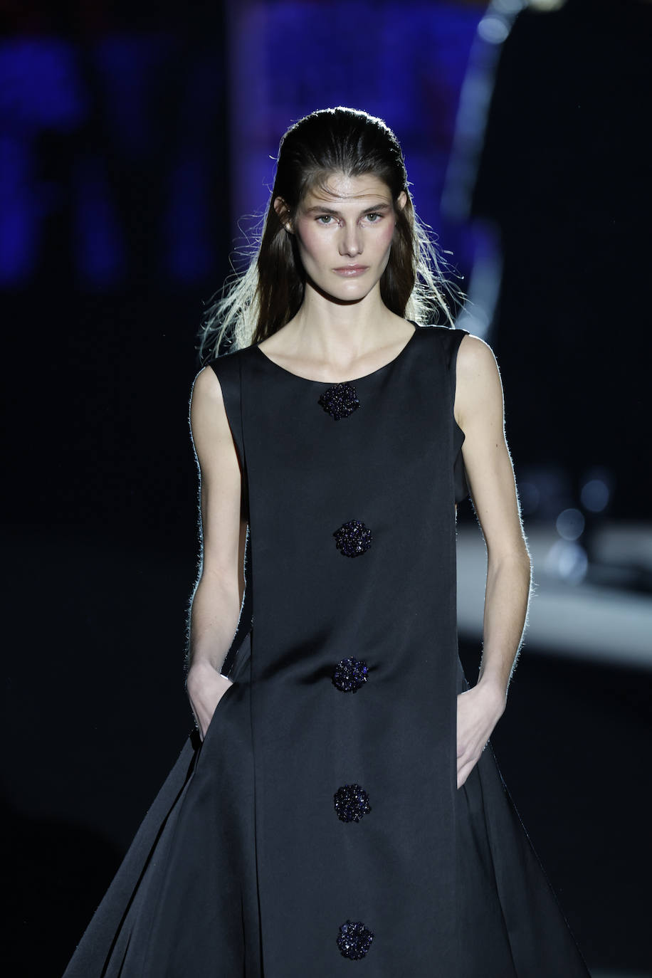 Fely Campo otoño/invierno 23/24. Elegante vestido con gran volumen enla parte inferior. 