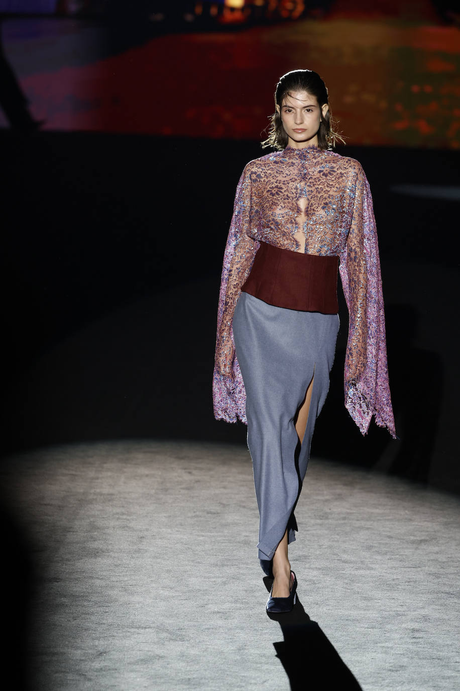 Fely Campo otoño/invierno 23/24. El tweed, el paño, los rasos, el tafetán y las gasas son algunos de los tejidos que utiliza la marca para la confección de prendas ultra femeninas. 