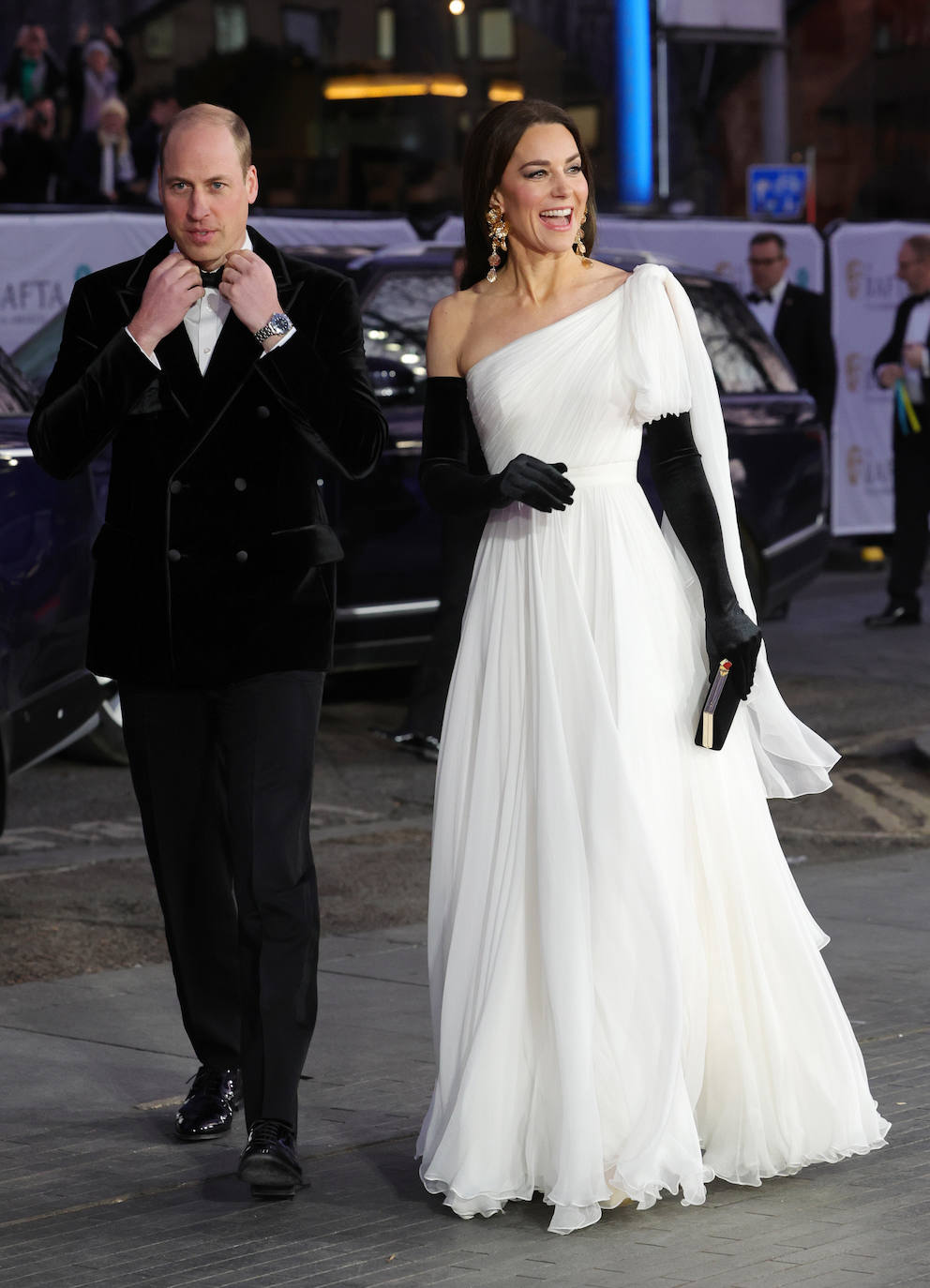 Los príncipes de Gales en los premios Bafta 2023. Kate Middleton eligió un diseño de Alexander McQueen en color blanco, que ya llevó en 2019. En esta ocasión lo ha combinado con guantes negros, clutch de Jimmy Choo, sandalias de Aquazzura y maxi pendientes de Zara. Por su parte, Guillermo llevaba blazer de terciopelo de Tom Ford. 