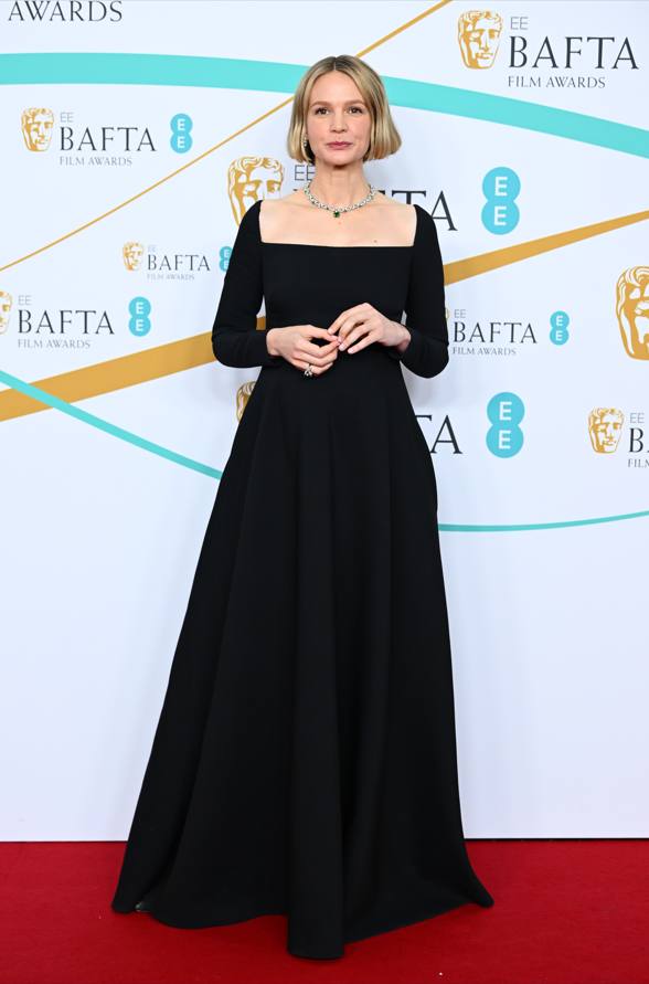 Carey Mulligan eligió un total look de Dior compuesto por vestido largo de Dior Alta Costura de Maria Grazia Chiuri de seda y lana negro con escote cuadrado. Lució también joyas de Dior Joaillerie.