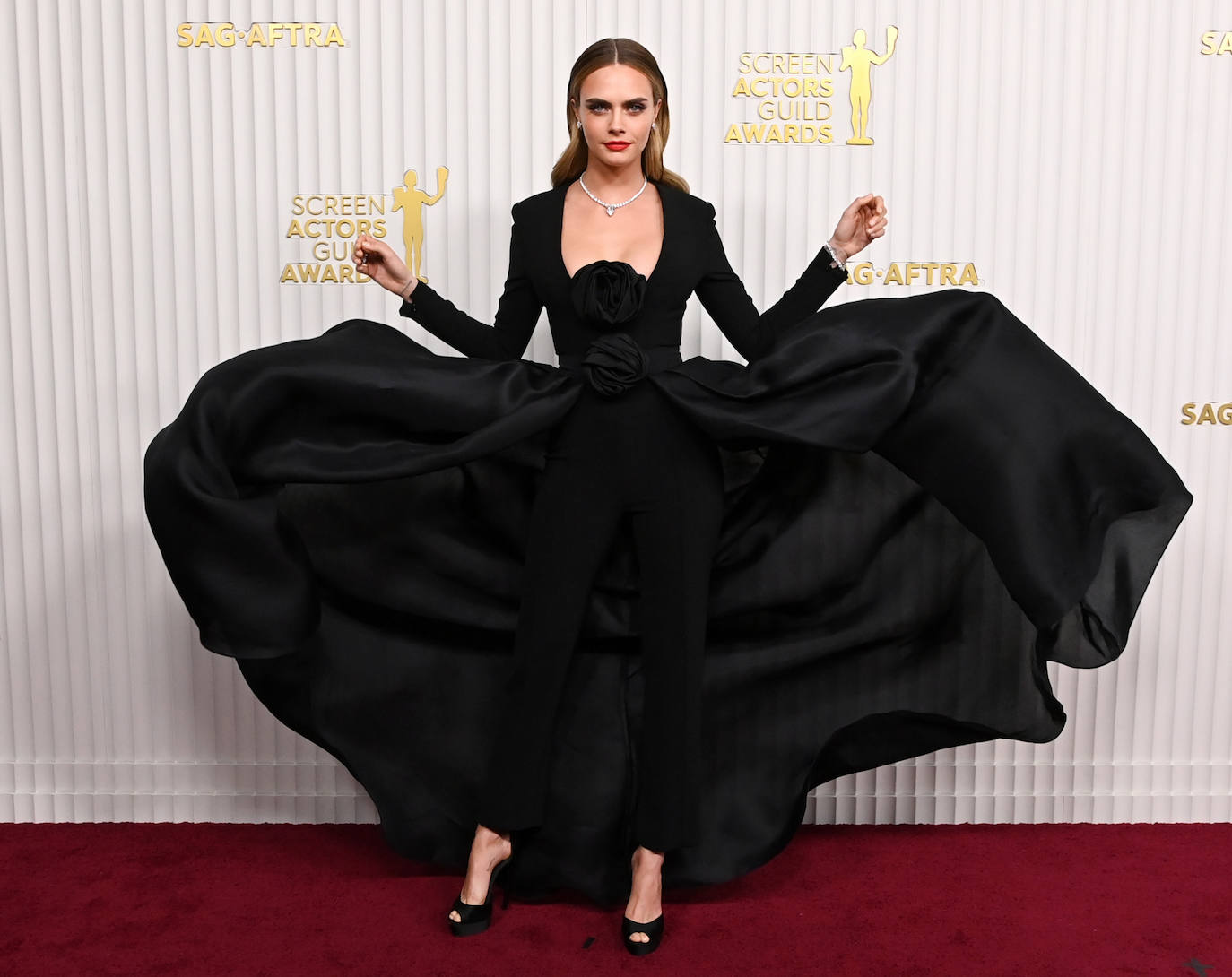 Cara Delevingne eligió un original estilismo en color negro que firmaba Carolina Herrera. 