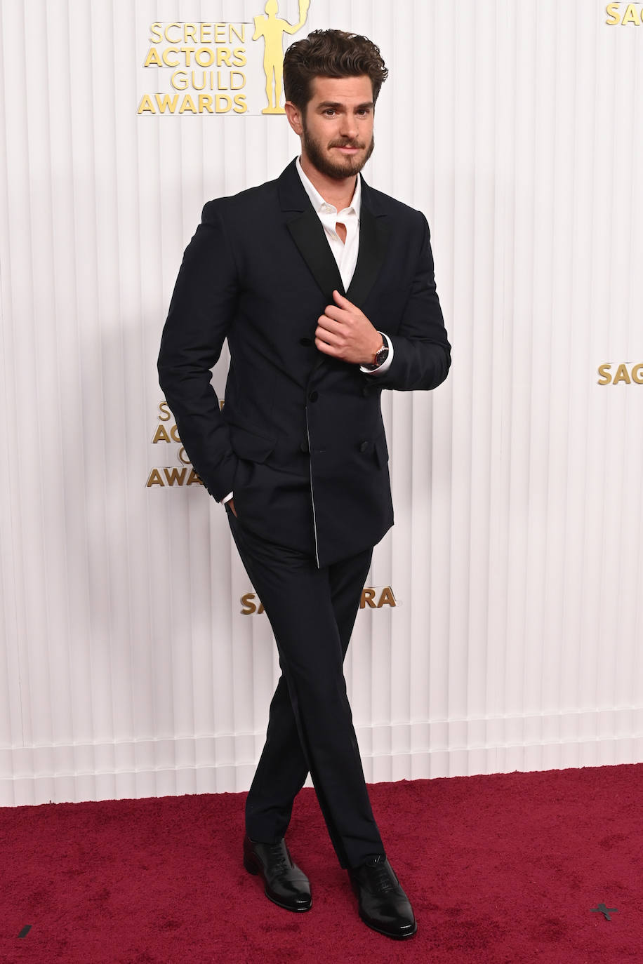 Andrew Gardfield fue uno de los hombres más elegantes y originales en los SAG Awards 2023 con un traje de Valentino. 