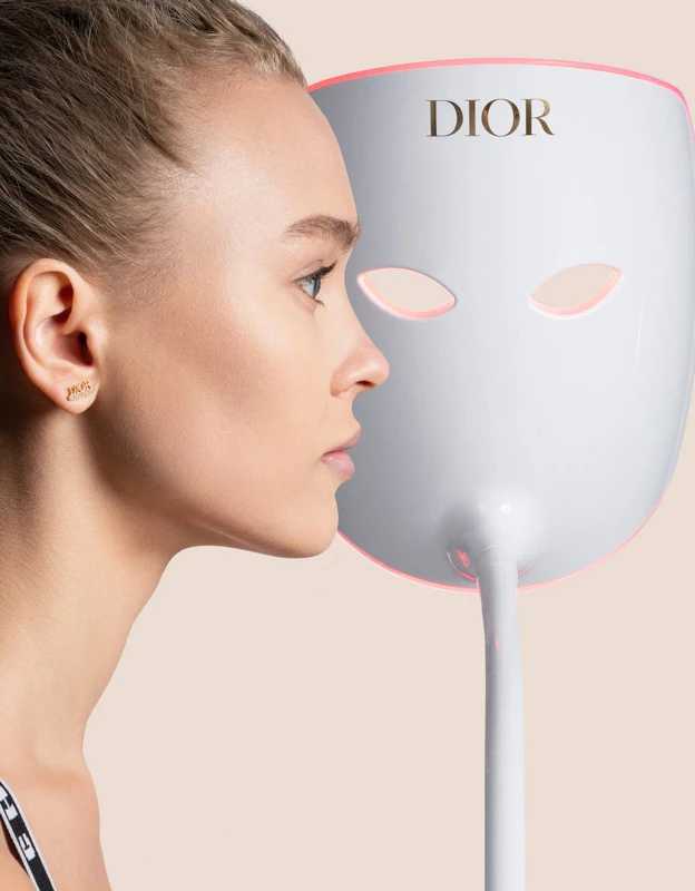 Dior Lucibel, su longitud de onda (635 nanómetros) y su potencia (15,6 j/cm²) la convierten en la máscara Led más potente del mercado. En pieles jóvenes, mejora la calidad y reduce las imperfecciones, en pieles maduras, alisa las arrugas y mejora la densidad y elasticidad.